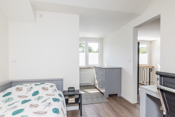 Foto - Verkocht onder voorbehoud: Ruime en veelzijdige vrijstaande woning met 173 m² woonoppervlakte,  extra leefverdieping, 3 slaapkamers (mogelijkheid tot 4), 2 badkamers, royaal bijgebouw en tuin op het zuidoosten in Hulsberg